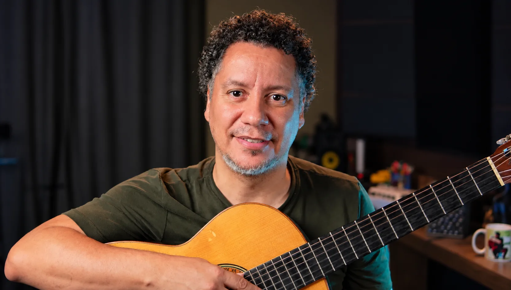 Rodrigo Vianna com violão