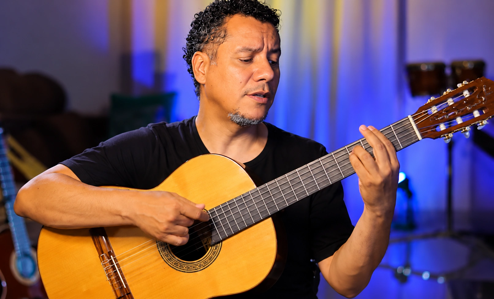 Rodrigo Vianna tocando violão